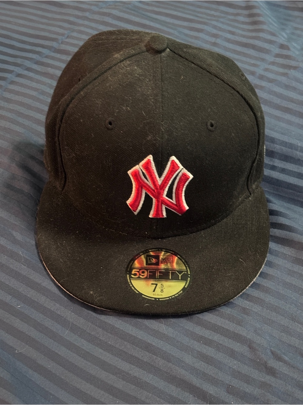 Men’s  Black fitted hat with Red NY logo 59fifty size 7 5/8”